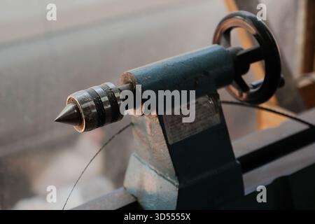 Nahaufnahme von Metalldrehmaschine Tailstock in der Werkstatt Stockfoto