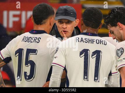 London, Großbritannien. November 2025. England gegen Serbien - Qualifikation zur FIFA-Weltmeisterschaft - Wembley Stadium - London. England-Manager Thomas Tuchel gibt Morgan Rogers und Marcus Rashford während des Spiels Informationen. Bildnachweis: Mark Pain/Alamy Live News Stockfoto