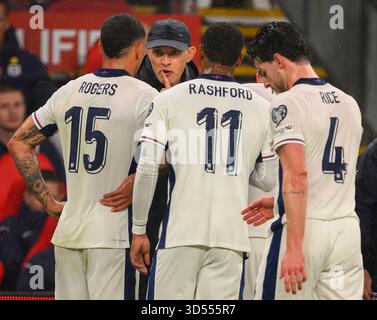 London, Großbritannien. November 2025. England gegen Serbien - Qualifikation zur FIFA-Weltmeisterschaft - Wembley Stadium - London. England-Manager Thomas Tuchel gibt Morgan Rogers und Marcus Rashford während des Spiels Informationen. Bildnachweis: Mark Pain/Alamy Live News Stockfoto