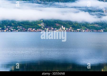 Hallstätter Dorf mit niedrigem Morgennebel über dem Hallstätter See, Österreich Stockfoto