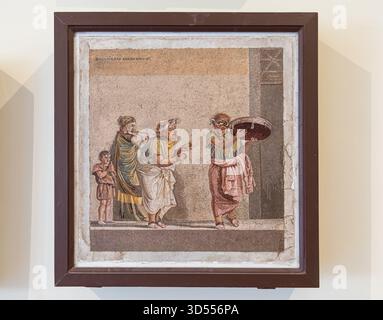 NEAPEL, ITALIEN – 26. JUNI 2025: Mosaikdetail mit Straßenmusikern aus Pompeji im Archäologischen Museum von Neapel, in dem Roman d Stockfoto