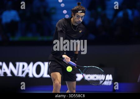 Turin, Italien. November 2025. Lorenzo Musetti aus Italien im Runden-Robin-Einzelspiel zwischen Carlos Alcaraz aus Spanien und Lorenzo Musetti aus Italien am fünften Tag des Nitto ATP World Tour Finals. Quelle: Marco Canoniero/Alamy Live News Stockfoto