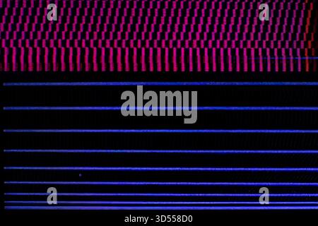 Digitale Störlichtkunst, analoges Fernsehsignal fällt aus. TV-Bildschirm mit schlechtem Signal. Abstrakter hochauflösender Störungshintergrund. Stockfoto