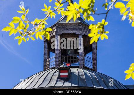Glockenturm mit Zweig -Photowalk - Schloss Hohenwerfen - Falknerei Österreich Stockfoto