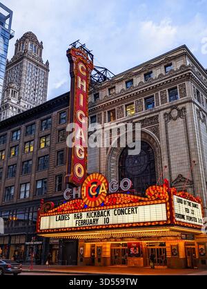 Festzelt des Chicago Theatre an der State Street in der Abenddämmerung im Zentrum von Chicago, Illinois, USA. Stockfoto