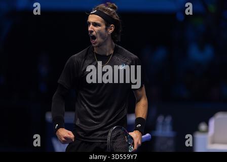 Lorenzo Musetti in Aktion während seines Spiels gegen Carlos Alcaraz (nicht abgebildet) am fünften Tag des Nitto ATP Finals in der Inalpi Arena in Turin, Italien. Bilddatum: Donnerstag, 13. November 2025. Stockfoto