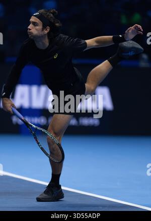 Lorenzo Musetti in Aktion während seines Spiels gegen Carlos Alcaraz am fünften Tag des Nitto ATP Finals in der Inalpi Arena in Turin, Italien. Bilddatum: Donnerstag, 13. November 2025. Stockfoto