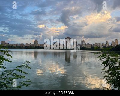 Ruhige Reflexionen und Sonnenlicht auf dem berühmten Central Park Reservoir. Stockfoto