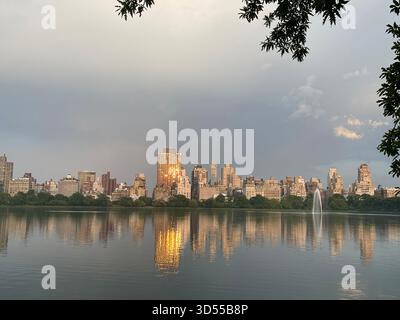 Das Reservoir im Central Park, das an einem ruhigen Tag in warmes Sonnenlicht getaucht ist. Stockfoto