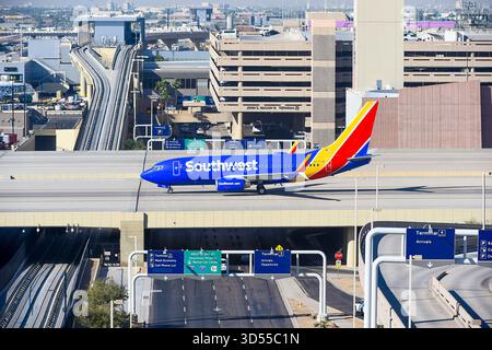Eine südwestliche Fluggesellschaft Boeing 737 auf der Jetbrücke am Phoenix Skyharbor International Airport in Arizona, USA Stockfoto