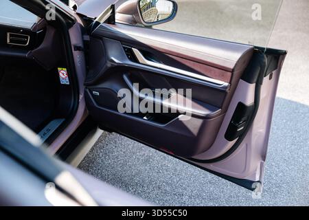 Vinnitsya, Ukraine - 15. Juli 2025: Offene Vordertür des modernen Innenraums von Porsche Taycan Stockfoto