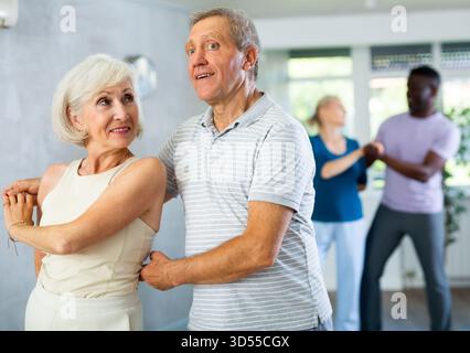 Gruppe multiethnischer Erwachsener, die Gesellschaftstanz tanzt Stockfoto