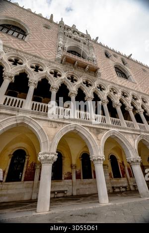 Östliche und westliche Einflüsse des Dogenpalastes in Venedig, Italien. Stockfoto