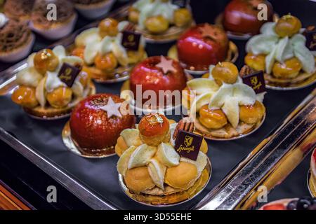 Zürich, Schweiz - 24. November 2024: Glasiertes Weihnachtsgebäck mit Marzipansterndekoration und Creme im Sprungli Chocolatier Stockfoto