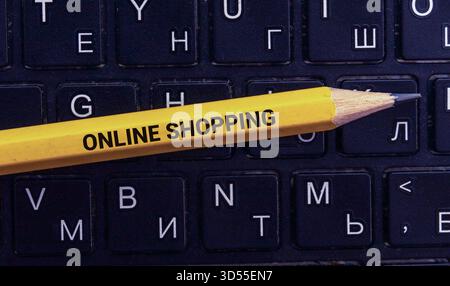24/7 SERVICE-Notiz auf dem Laptop-Bildschirm eingefügt Stockfoto