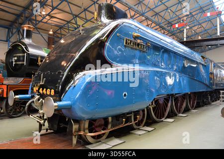 A4-Dampflokomotive der Baureihe 4-6-2 Mallard; Inhaber des Geschwindigkeitsrekordes für Dampflokomotiven; ausgestellt im National Railway Museum, York Stockfoto