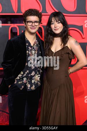 London, Großbritannien. November 2025. Gaten Matarazzo und Elizabeth Yu bei der Stranger Things Staffel 5 UK Special Screening, Odeon Luxe Leicester Square. Quelle: Doug Peters/EMPICS/Alamy Live News Stockfoto