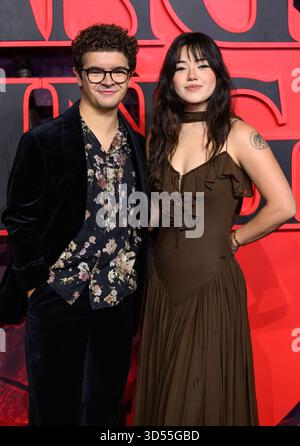 London, Großbritannien. November 2025. Gaten Matarazzo und Elizabeth Yu bei der Stranger Things Staffel 5 UK Special Screening, Odeon Luxe Leicester Square. Quelle: Doug Peters/EMPICS/Alamy Live News Stockfoto