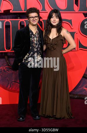 London, Großbritannien. November 2025. Gaten Matarazzo und Elizabeth Yu bei der Stranger Things Staffel 5 UK Special Screening, Odeon Luxe Leicester Square. Quelle: Doug Peters/EMPICS/Alamy Live News Stockfoto