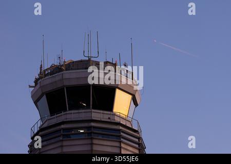 Arlington, Usa. November 2025. Der Flugsicherungsturm des Ronald Reagan National Airport (DCA) am Donnerstag, den 13. November 2025. Die Federal Aviation Administration behielt 6% eine gesetzlich vorgeschriebene Kürzung des Luftverkehrs bei, da die Regierung nach dem Rekordstillstand von 43 Tagen wieder aufnimmt. (Foto: Aaron Schwartz/SIPA USA) Credit: SIPA USA/Alamy Live News Stockfoto