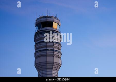 Arlington, Usa. November 2025. Der Flugsicherungsturm des Ronald Reagan National Airport (DCA) am Donnerstag, den 13. November 2025. Die Federal Aviation Administration behielt 6% eine gesetzlich vorgeschriebene Kürzung des Luftverkehrs bei, da die Regierung nach dem Rekordstillstand von 43 Tagen wieder aufnimmt. (Foto: Aaron Schwartz/SIPA USA) Credit: SIPA USA/Alamy Live News Stockfoto