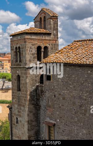 Italien - Viterbo - Palazzo dei Papi - mittelalterlicher päpstlicher Palast mit gotischer Loggia delle Benedizioni und zinnenverkleideten Mauern auf der Piazza San Lorenzo Stockfoto