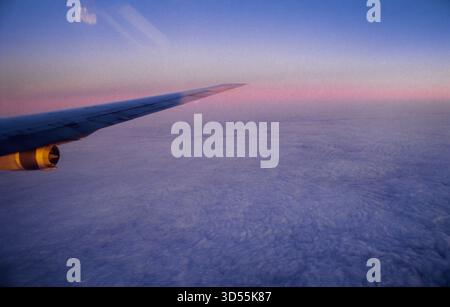 Blick auf die Flugzeugflügel durch das Flugzeugfenster Stockfoto