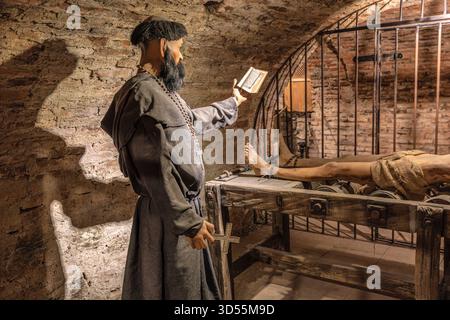 Transsilvanien, Rumänien - 8. Oktober 2025: Historische Nachbildung einer mittelalterlichen Folterszene mit Figuren eines Mönchs, Folterers und Opfers auf einem Rack innerhalb eines Stockfoto