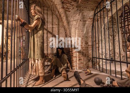 Transsilvanien, Rumänien - 8. Oktober 2025: Schaufensterpuppen, die Gefangene in einem Kerker in der Folterkammer des Corvin Castle Museums darstellen Stockfoto