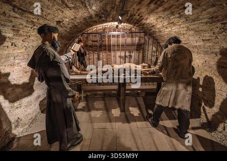 Transsilvanien, Rumänien - 8. Oktober 2025: Historische Nachbildung einer mittelalterlichen Folterszene mit Figuren eines Mönchs, Folterers und Opfers auf einem Rack innerhalb eines Stockfoto