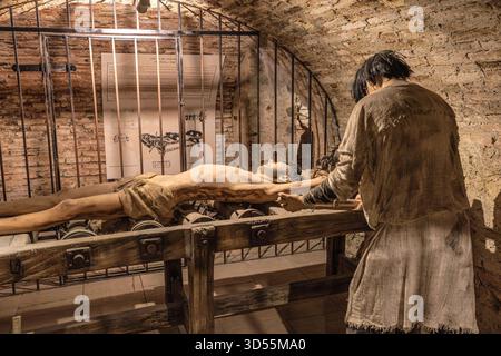 Transsilvanien, Rumänien - 8. Oktober 2025: Mittelalterliche Rack-Ausstellung im Corvin Castle Museum in Hunedoara, Rumänien, die eine Schaufensterpuppe für Gefangene und Folterer zeigt Stockfoto
