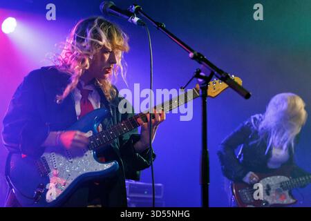 Phoebe Lunny und Lilly Macieira von Lambrini Girls traten live auf der Bühne während eines Headline-Sets beim Mutations Festival im November 2025 auf. Lambrini Girls im Konzert, "Who Let the Dogs Out"-Ära Stockfoto