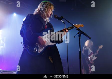 Phoebe Lunny und Lilly Macieira von Lambrini Girls traten live auf der Bühne während eines Headline-Sets beim Mutations Festival im November 2025 auf. Lambrini Girls im Konzert, "Who Let the Dogs Out"-Ära Stockfoto