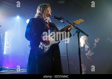 Phoebe Lunny und Lilly Macieira von Lambrini Girls traten live auf der Bühne während eines Headline-Sets beim Mutations Festival im November 2025 auf. Lambrini Girls im Konzert, "Who Let the Dogs Out"-Ära Stockfoto