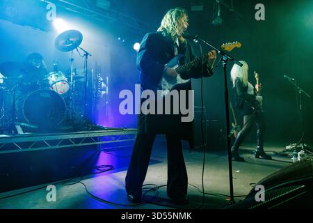 Phoebe Lunny und Lilly Macieira von Lambrini Girls traten live auf der Bühne während eines Headline-Sets beim Mutations Festival im November 2025 auf. Lambrini Girls im Konzert, "Who Let the Dogs Out"-Ära Stockfoto