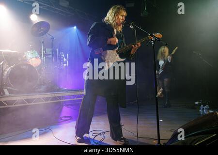 Phoebe Lunny und Lilly Macieira von Lambrini Girls traten live auf der Bühne während eines Headline-Sets beim Mutations Festival im November 2025 auf. Lambrini Girls im Konzert, "Who Let the Dogs Out"-Ära Stockfoto