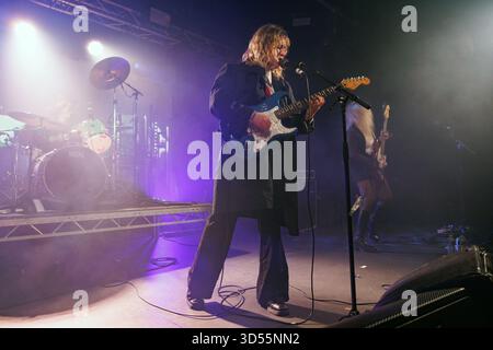 Phoebe Lunny und Lilly Macieira von Lambrini Girls traten live auf der Bühne während eines Headline-Sets beim Mutations Festival im November 2025 auf. Lambrini Girls im Konzert, "Who Let the Dogs Out"-Ära Stockfoto
