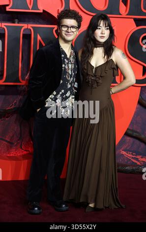 London, Großbritannien. November 2025. Gaten Matarazzo und Elizabeth Yu nehmen an der UK Special Screening „Stranger Things 5“ am Odeon Luxe Leicester Square teil. (Foto: Fred Duval/SOPA Images/SIPA USA) Credit: SIPA USA/Alamy Live News Stockfoto