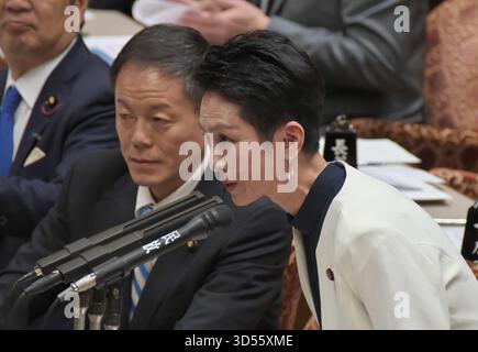 Der Abgeordnete der Verfassungsdemokratischen Partei Japans Renho befragt Premierminister Sanae Takaichi während der Sitzung des Oberhauses beim Nationalversammlung in Tokio am 12. November 2025. Stockfoto