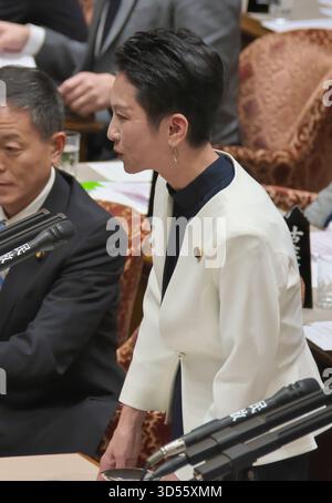 Der Abgeordnete der Verfassungsdemokratischen Partei Japans Renho befragt Premierminister Sanae Takaichi während der Sitzung des Oberhauses beim Nationalversammlung in Tokio am 12. November 2025. Stockfoto