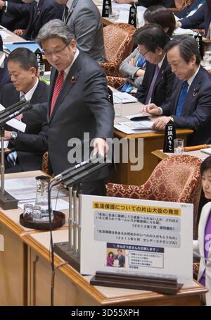 Der japanische Abgeordnete Hideya Sugio, der die konstitutionelle Demokratische Partei Japans antrat, befragt Premierminister Sanae Takaichi während der Sitzung des Oberhauses beim Nationalen Parlament in Tokio am 12. November 2025. Stockfoto