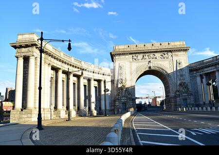 Eine dynamische Sammlung markanter urbaner Architektur, die den Kontrast zwischen klassischen, verzierten Fassaden und eleganten, modernen Glashochhäusern einfängt. Stockfoto