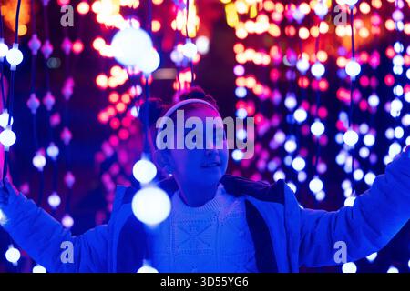 London, Großbritannien, 13. November 2025, Eine botanische Welt aus Licht, Musik und Magie. Der diesjährige Trail zeigt brandneue Kreationen von weltbekannten Künstlern, die Kews Landschaften in leuchtenden Farben beleuchten. Geöffnet vom 14. Bis 4. Januar 2026. Andrew Lalchan Photography/Alamy Live News Stockfoto