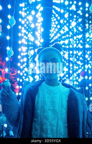 London, Großbritannien, 13. November 2025, Eine botanische Welt aus Licht, Musik und Magie. Der diesjährige Trail zeigt brandneue Kreationen von weltbekannten Künstlern, die Kews Landschaften in leuchtenden Farben beleuchten. Geöffnet vom 14. Bis 4. Januar 2026. Andrew Lalchan Photography/Alamy Live News Stockfoto