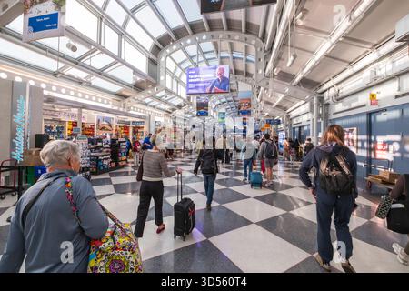 Der Concourse C des internationalen Flughafens Chicago O'Hare bietet Reisenden eine geräumige und gut beleuchtete Umgebung für Abflüge und Verbindungen. Die Halle Stockfoto