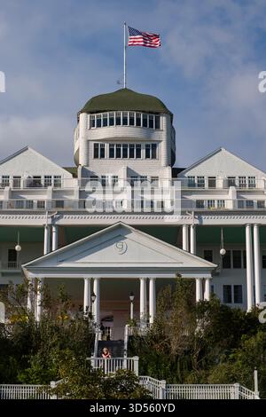 Das Grand Hotel, ein historisches Wahrzeichen auf der Insel Mackinac, präsentiert sich mit einer prächtigen Fassade aus weiß lackiertem Holz und klassischen architektonischen Details. Prahlt t Stockfoto
