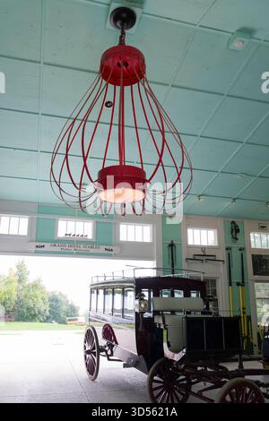 Begeben Sie sich in die Vergangenheit im historischen Grand Hotel Stables auf Mackinac Island, wo ein einzigartiger, kunstvoller Kronleuchter über dem wunderschön erhaltenen Gebäude hängt Stockfoto