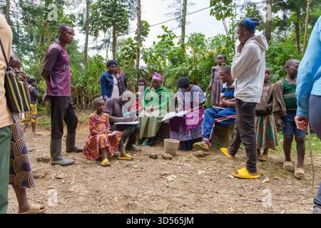 Gasura Ruanda - 8. September 2025; afrikanische Dorfbewohner auf der Straße, die ihre Einnahmen zusammenfassen und ihr Geld abrechnen. Stockfoto