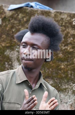 Gasura Ruanda - 8. September 2025; afrikanischer Dorf Ruander Mann mit einzigartiger Frisur, bekannt als Amasunzu, symbolisierte traditionell Adel Macht und Mut Stockfoto