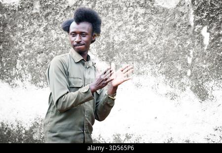 Gasura Ruanda – 8. September 2025; afrikanischer ruandischer Mann mit einzigartiger Frisur, bekannt als Amasunzu, symbolisierte traditionell Adel und Tapferkeit Stockfoto